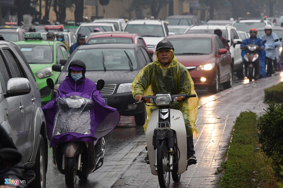 Ôtô, xe máy nhích từng mét trong mưa rét